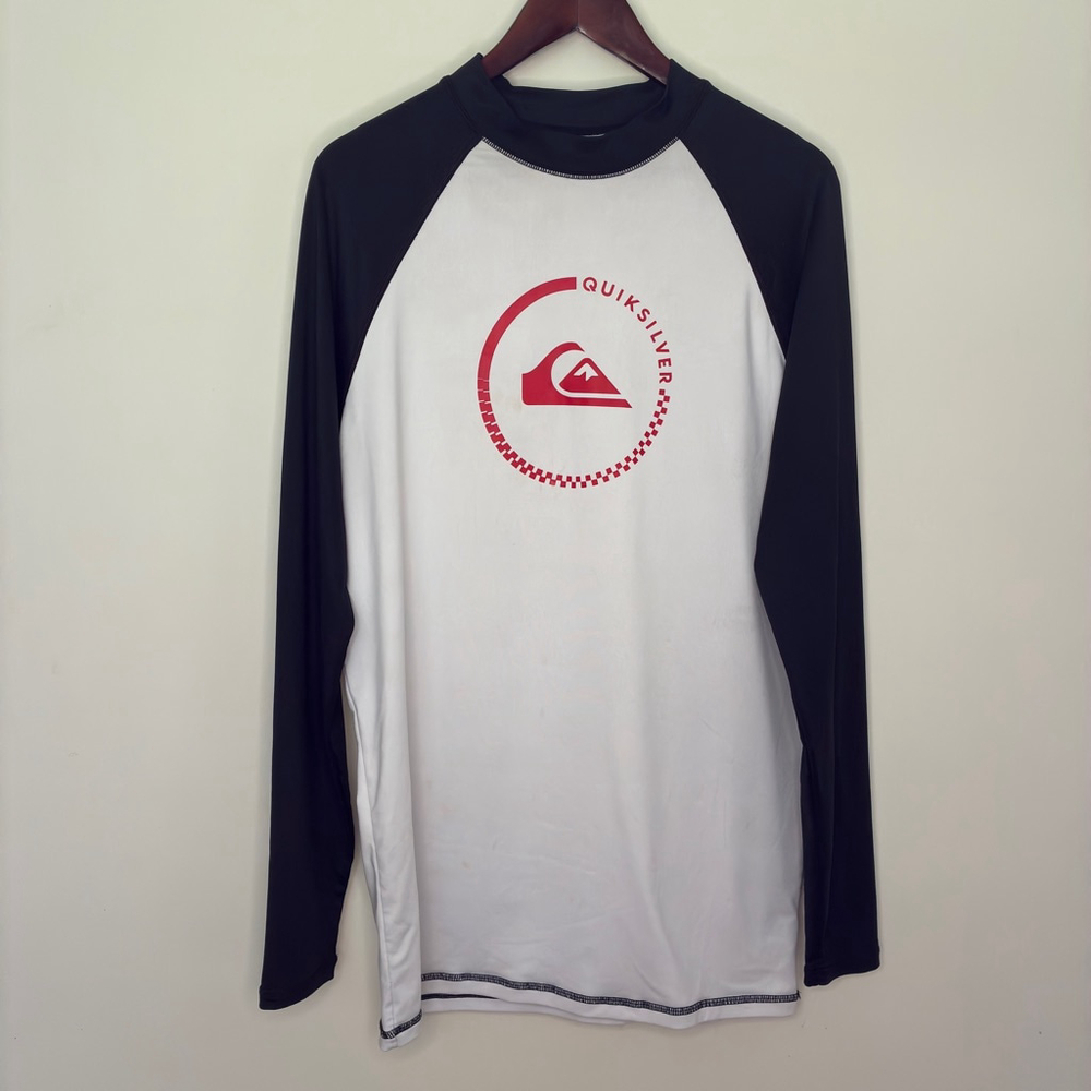 🏄‍♂️ Quiksilver Men’s Long Sleeve Rash Guard Surf Shirt – Size XXXL – Black/Whi